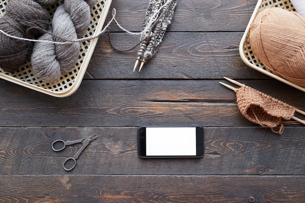 Stół z materiałami do haftu